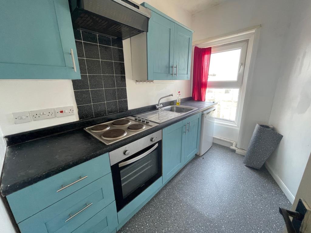 Lot: 141 - FLAT WITH SEA VIEWS AND SHARE OF FREEHOLD -